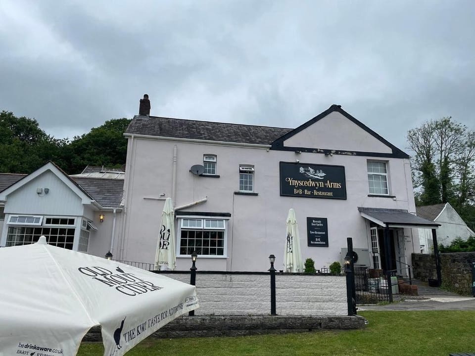 Ynyscedwyn Arms Hotel in Wales