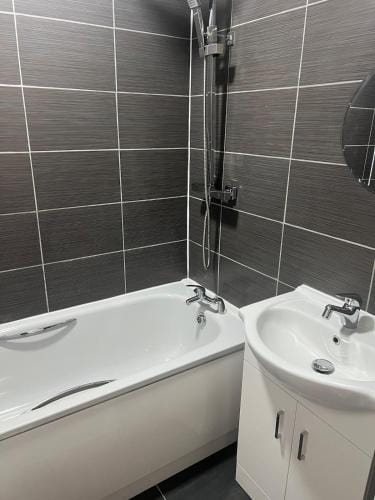 The Cosy Haven - 2 Bedroom house Hotel in Salford