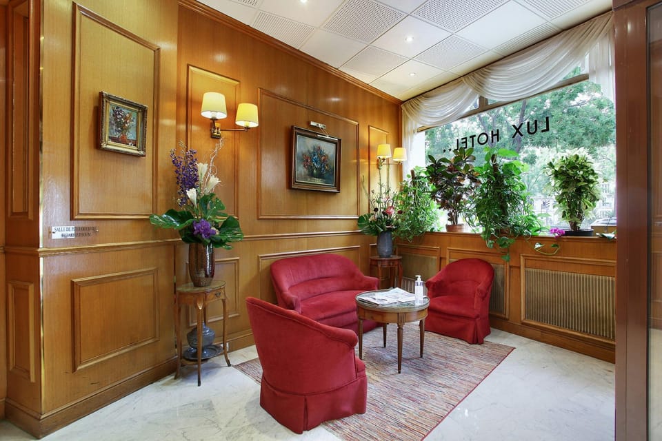Hôtel LUX PICPUS Hotel in Paris