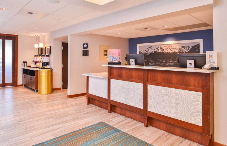 Hampton Inn Seattle-Airport Hotel in Des Moines