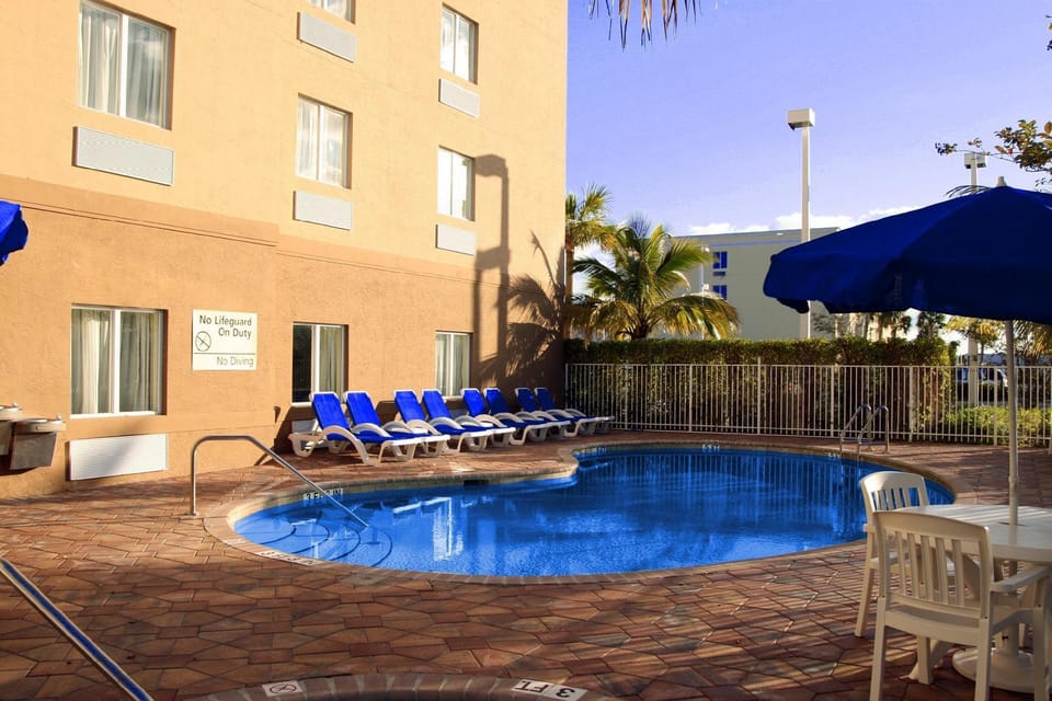 Swimming pool [outdoor]