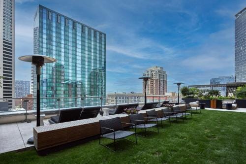 Lux Apts with Lake Views and Top Amenities Hotel in Grant Park