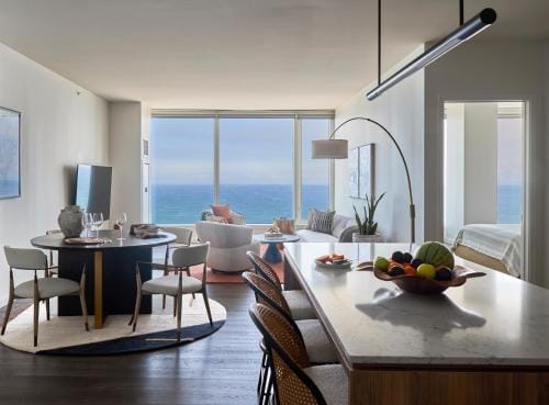 Lux Apts with Lake Views and Top Amenities Hotel in Grant Park
