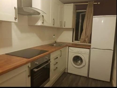 Lovely Room with a view & Parking nr Hampton Court Hotel in Molesey