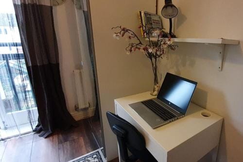 Lovely Room with a view & Parking nr Hampton Court Hotel in Molesey