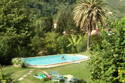 Villa con parco e piscina-Camaiore Hotel in Emilia-Romagna