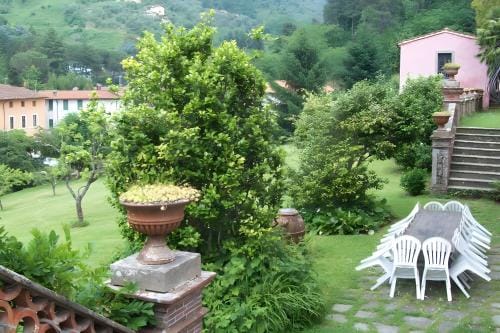 Villa con parco e piscina-Camaiore Hotel in Emilia-Romagna