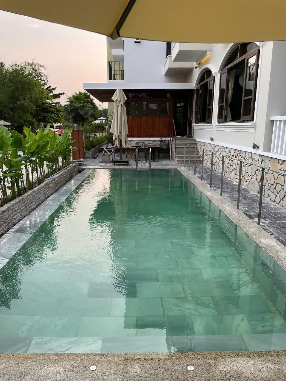 Swimming pool [outdoor]