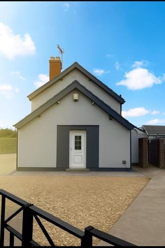 Modern En-Suite Double Bedroom in Cardiff with Private Entrance Hotel in Cardiff