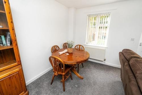 Modern 2-Bed Home with Driveway – Basingstoke Hotel in Basingstoke