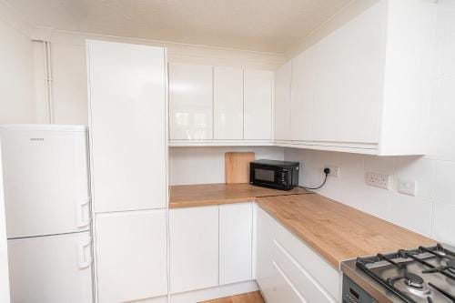 Modern 2-Bed Home with Driveway – Basingstoke Hotel in Basingstoke
