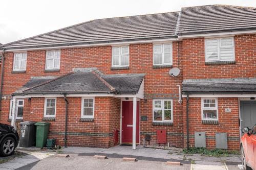 Modern 2-Bed Home with Driveway – Basingstoke Hotel in Basingstoke