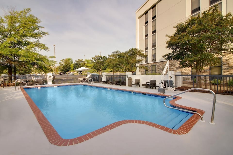 Swimming pool [outdoor]