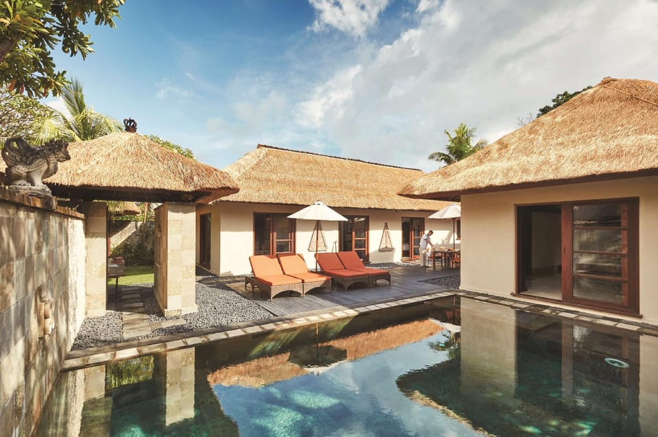 Swimming pool [outdoor]