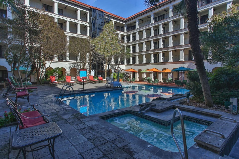 Swimming pool [outdoor]