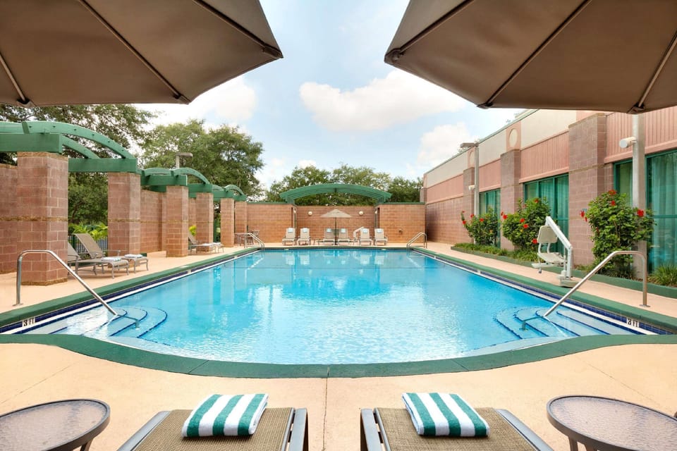 Swimming pool [outdoor]