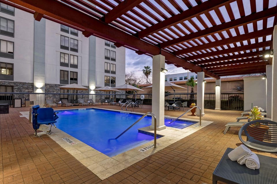 Swimming pool [outdoor]