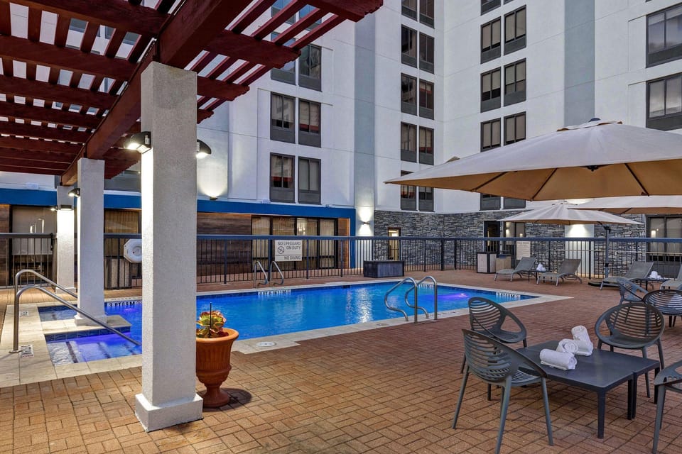 Swimming pool [outdoor]