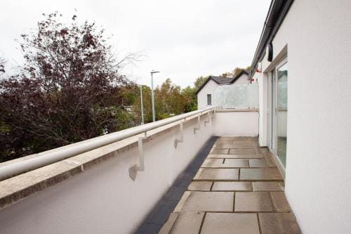 Modern 3BR Split Level Home with Balcony Dublin 16 Inn in Dublin