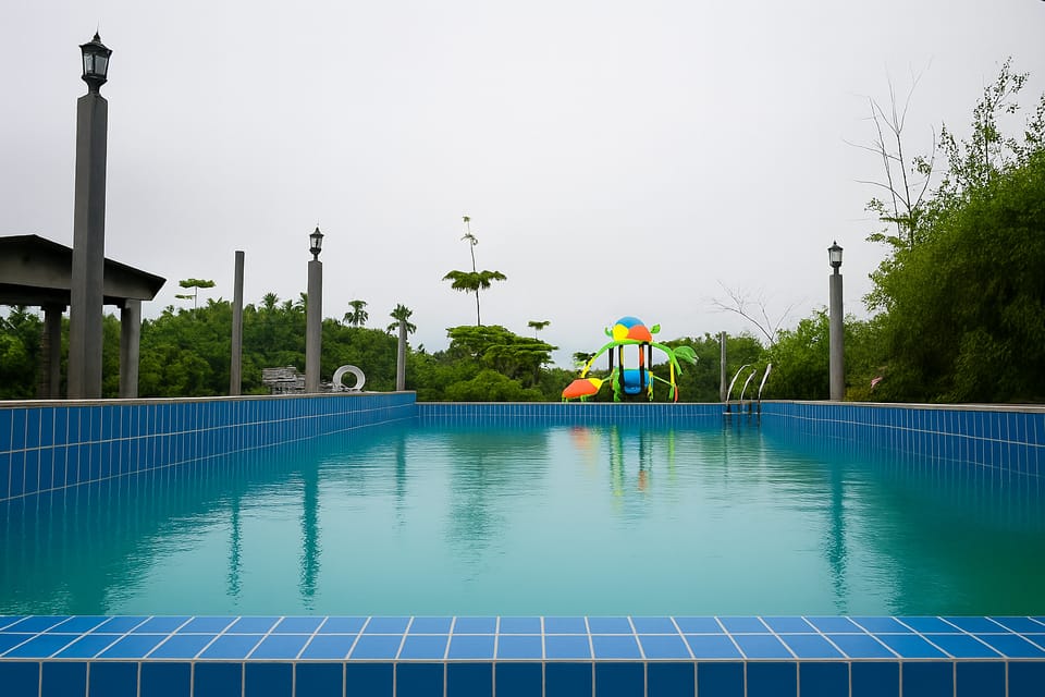 Swimming pool [outdoor]