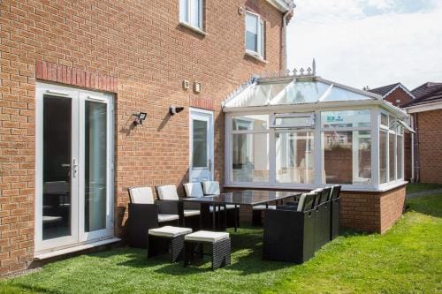 Family & Group 5 Bedroom House by Heath Park Hotel in Cardiff