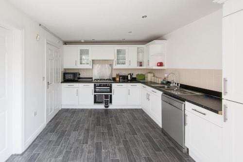 Family & Group 5 Bedroom House by Heath Park Hotel in Cardiff