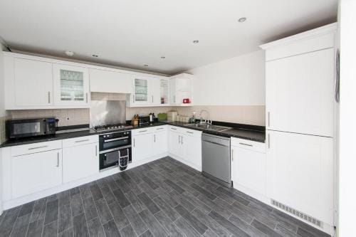 Family & Group 5 Bedroom House by Heath Park Hotel in Cardiff