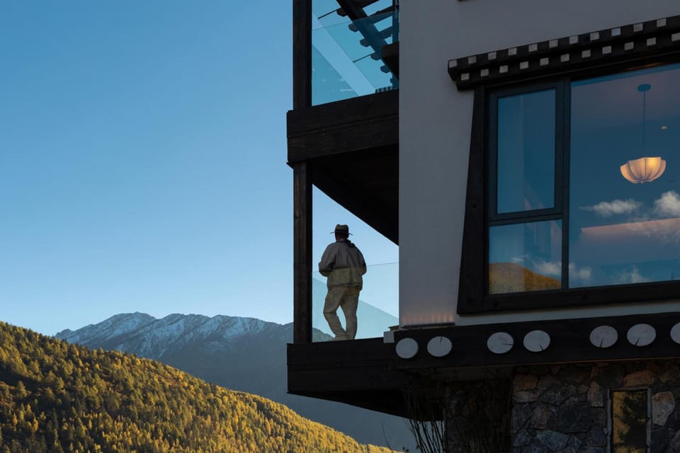 Mid Hill White Lodge Hotel in Sichuan