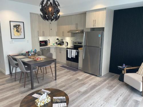 Bentley Commons Fallsview - Luxury 4 Bedroom 4 Bath Townhouse Hotel in Niagara Falls