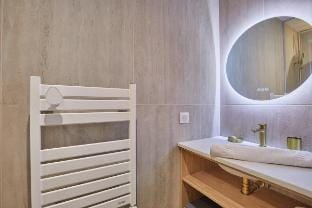 2-Bedroom Apartment with A/C – Canal St Martin Hotel in Paris