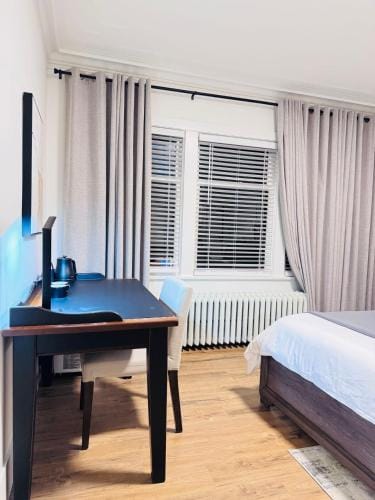 Charming King Bedroom with Private Bathroom Vancouver West Hotel in Vancouver