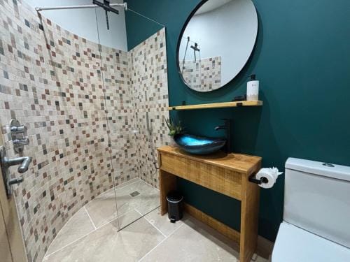 King room with private bathroom in Bulmer Street Hotel in Babergh District