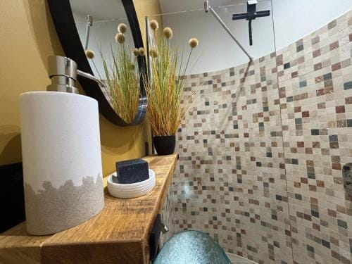 King room with private bathroom in Bulmer Street Hotel in Babergh District