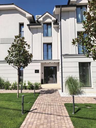Royal Rooms by J'adore Hotel in Timiș County