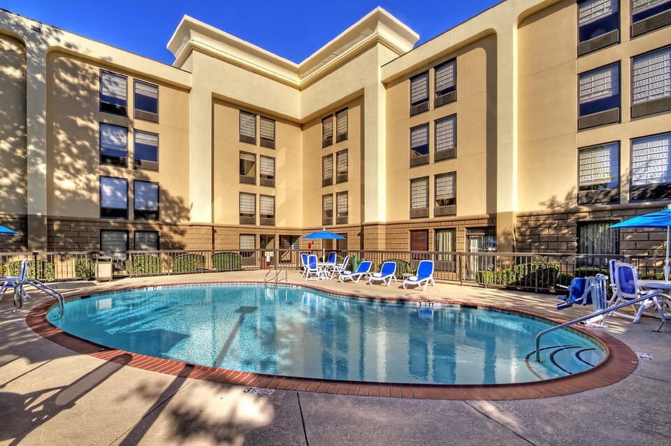 Swimming pool [outdoor]
