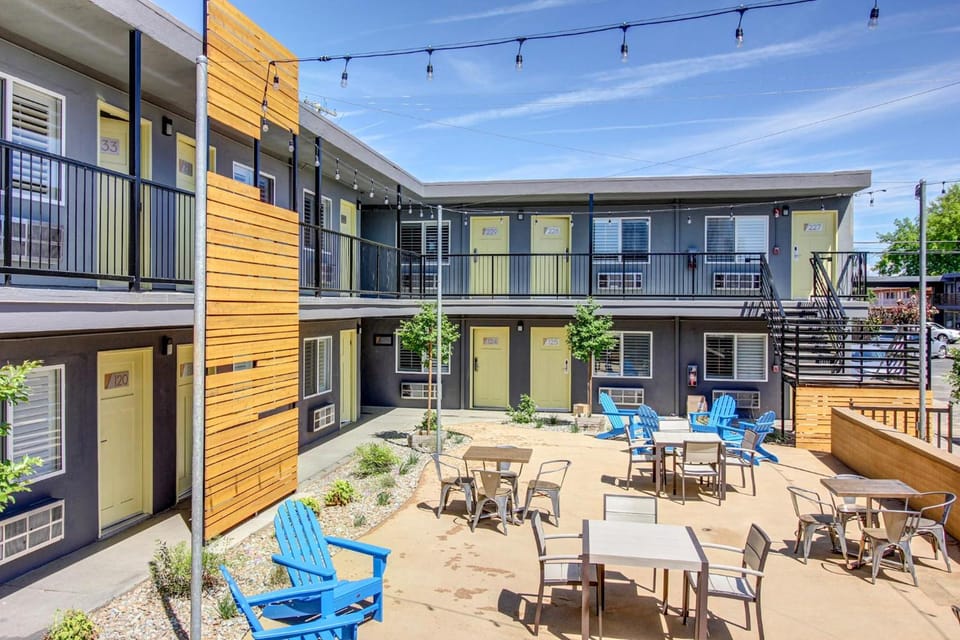 Americana Modern Hotel Hotel in Redding