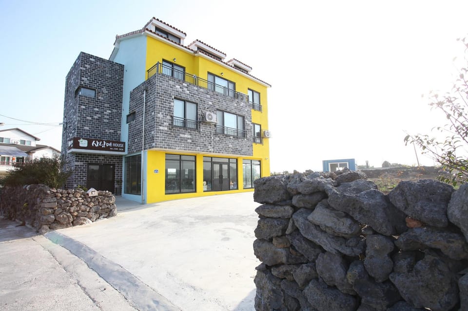 Jeju Sanammae House Hostel in South Korea