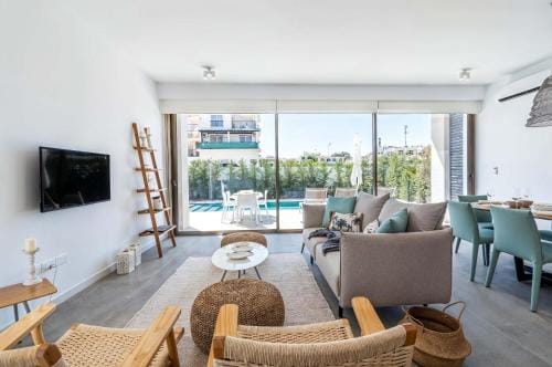 Azure Luxe Villas Hotel in Paralimni