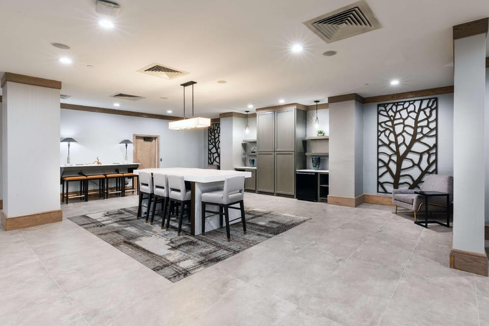 DoubleTree by Hilton Tulsa - Warren Place Hotel in Tulsa