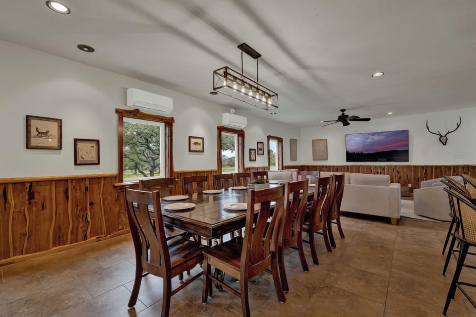 Oakridge Ranch: Pool + Hot-tub, Pickleball Court, Whiskey & Wine Room! Hotel in Johnson City