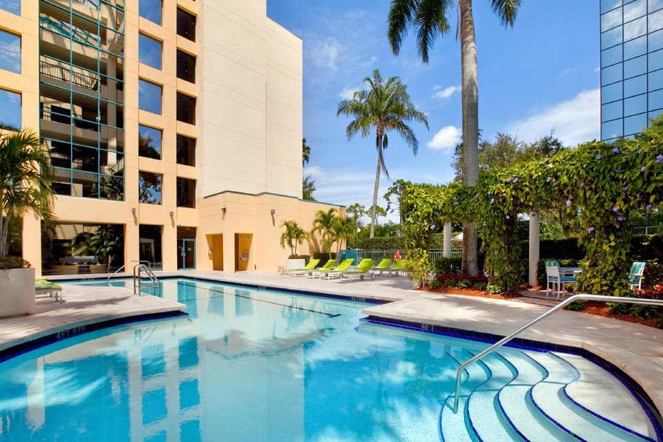 Swimming pool [outdoor]