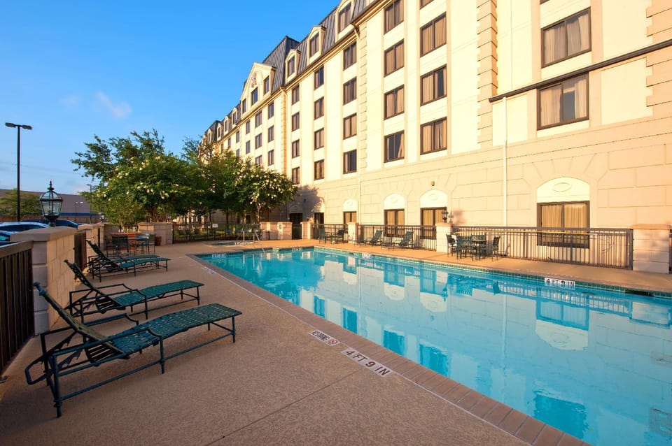 Swimming pool [outdoor]