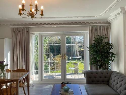 Kuns house Hotel in Harrow
