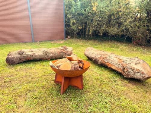 Luxury Lodge with Hot Tub next to Belfry Golf Course Lodge in North Warwickshire District