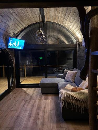 Luxury Lodge with Hot Tub next to Belfry Golf Course Lodge in North Warwickshire District