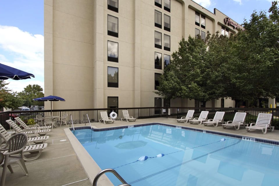 Swimming pool [outdoor]