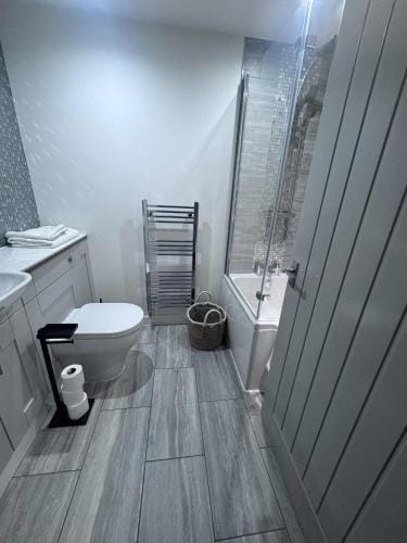 ROSE-WOOD Gatwick Hotel in Horley