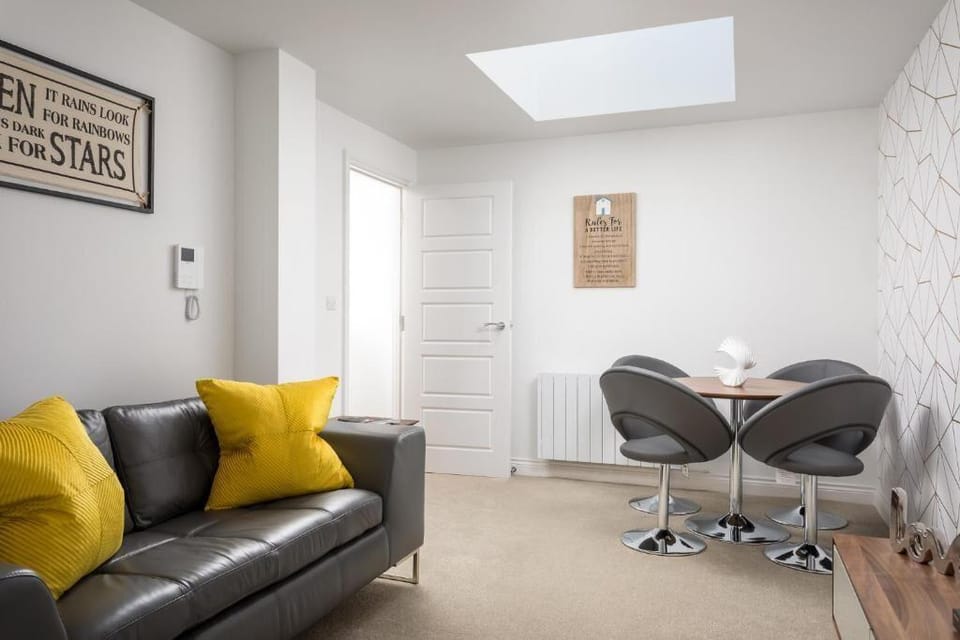 Elliot Oliver - Modern 2 Bedroom Town Centre Apartment Hotel in Cheltenham