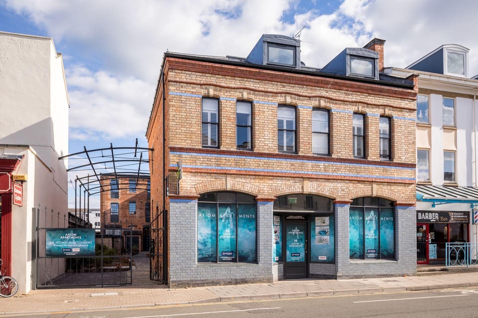 Elliot Oliver - Modern 2 Bedroom Town Centre Apartment Hotel in Cheltenham