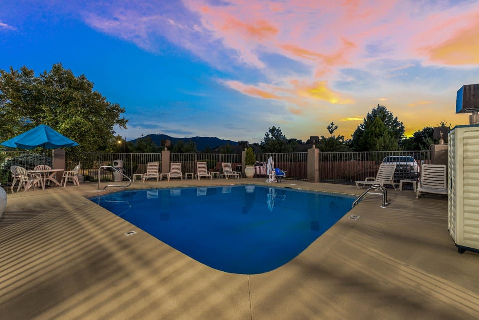 Swimming pool [outdoor]